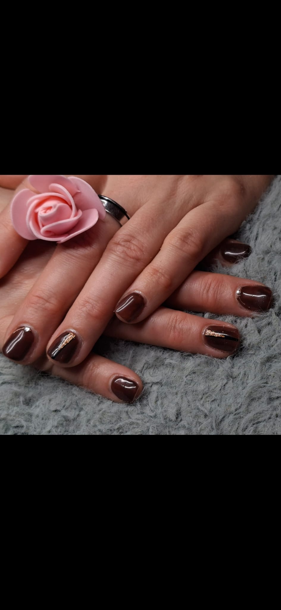 Schokobraun mit Goldakzent