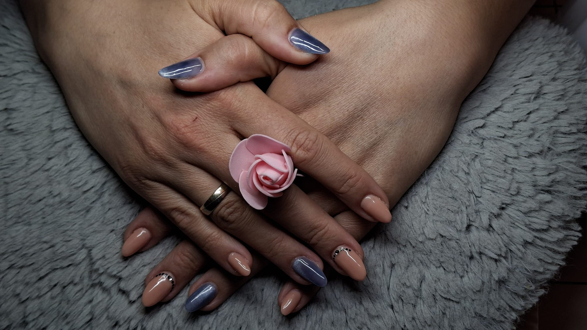 Nude & Grau-Blau mit Strass