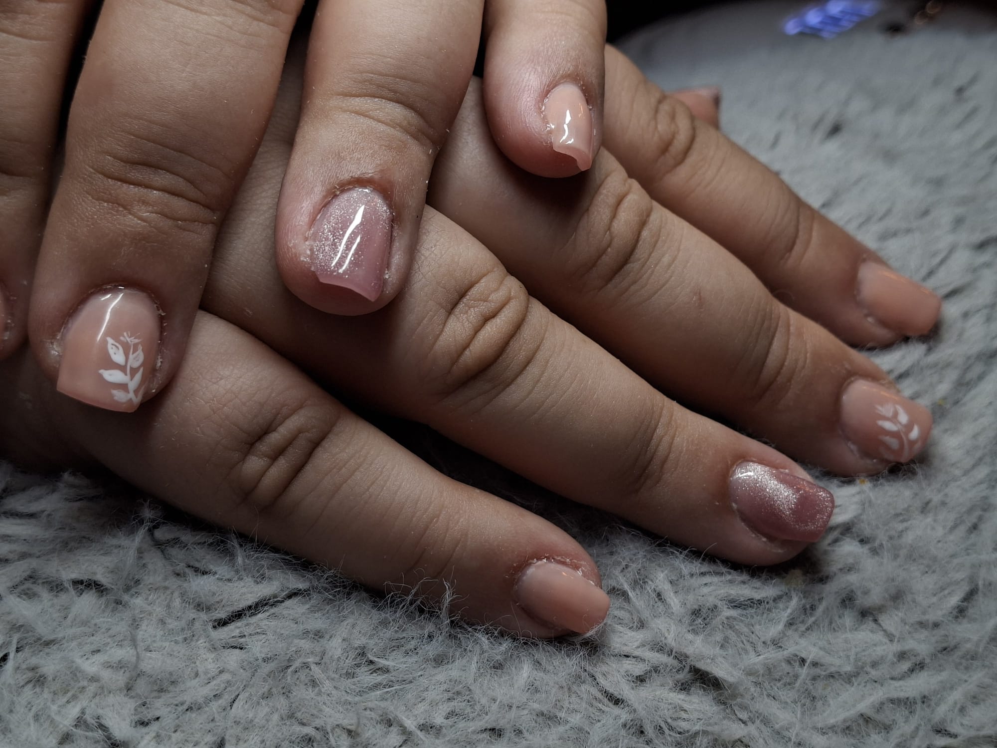 Natürliches Nude mit Blattmotiv