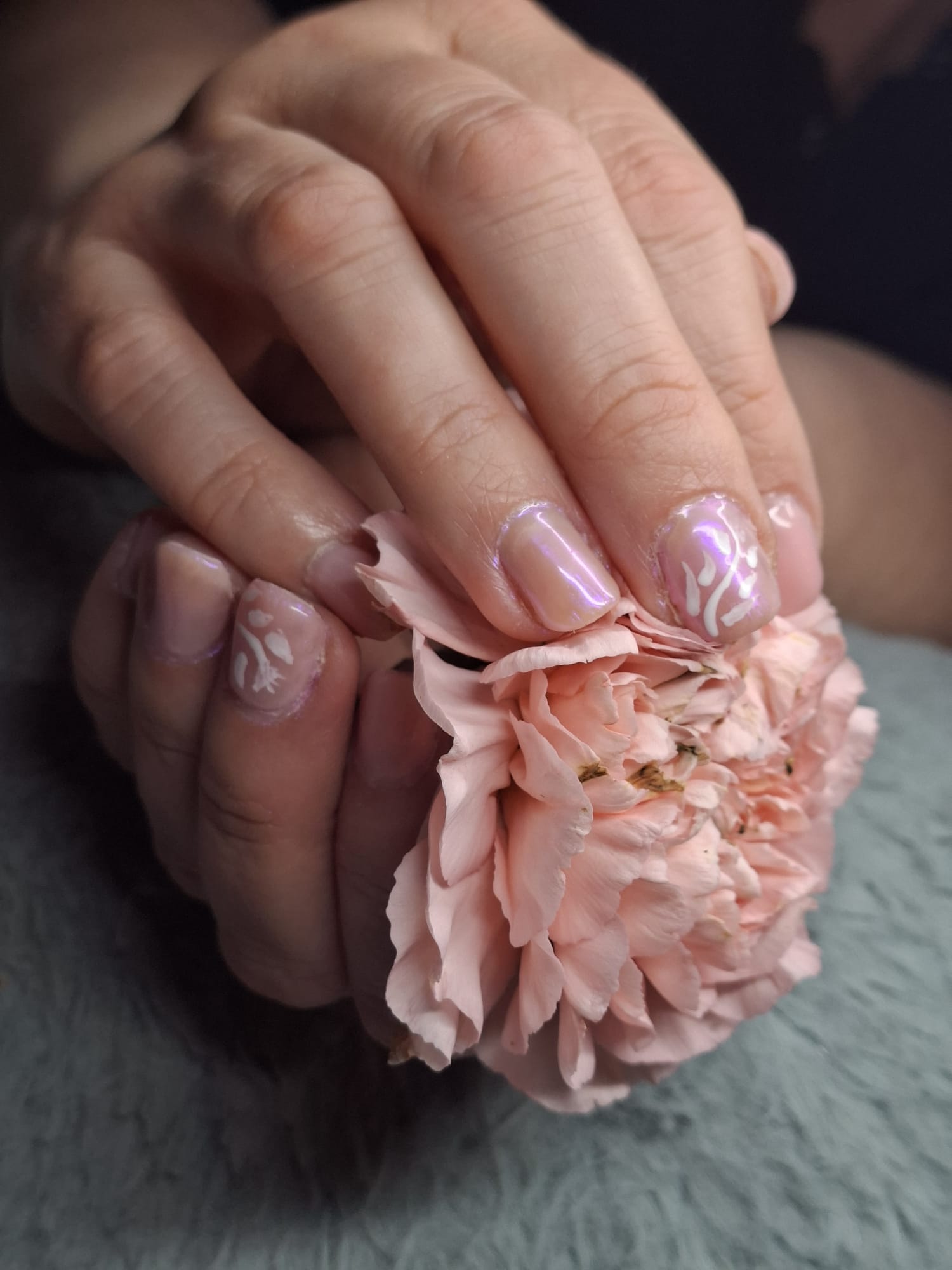 Zarte Nagelkunst mit Blütendesign