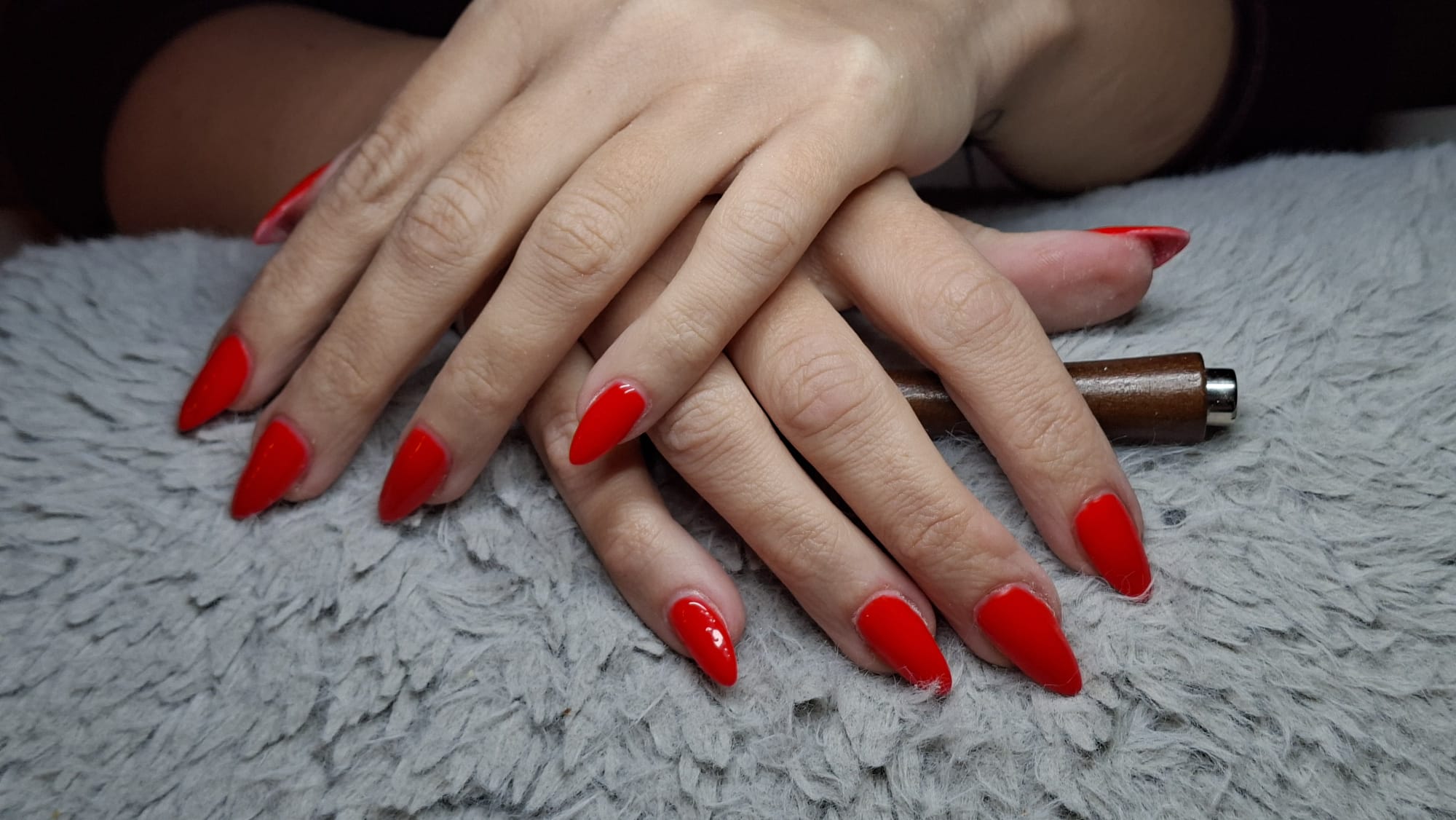 Klassisches Rot in Mandelform