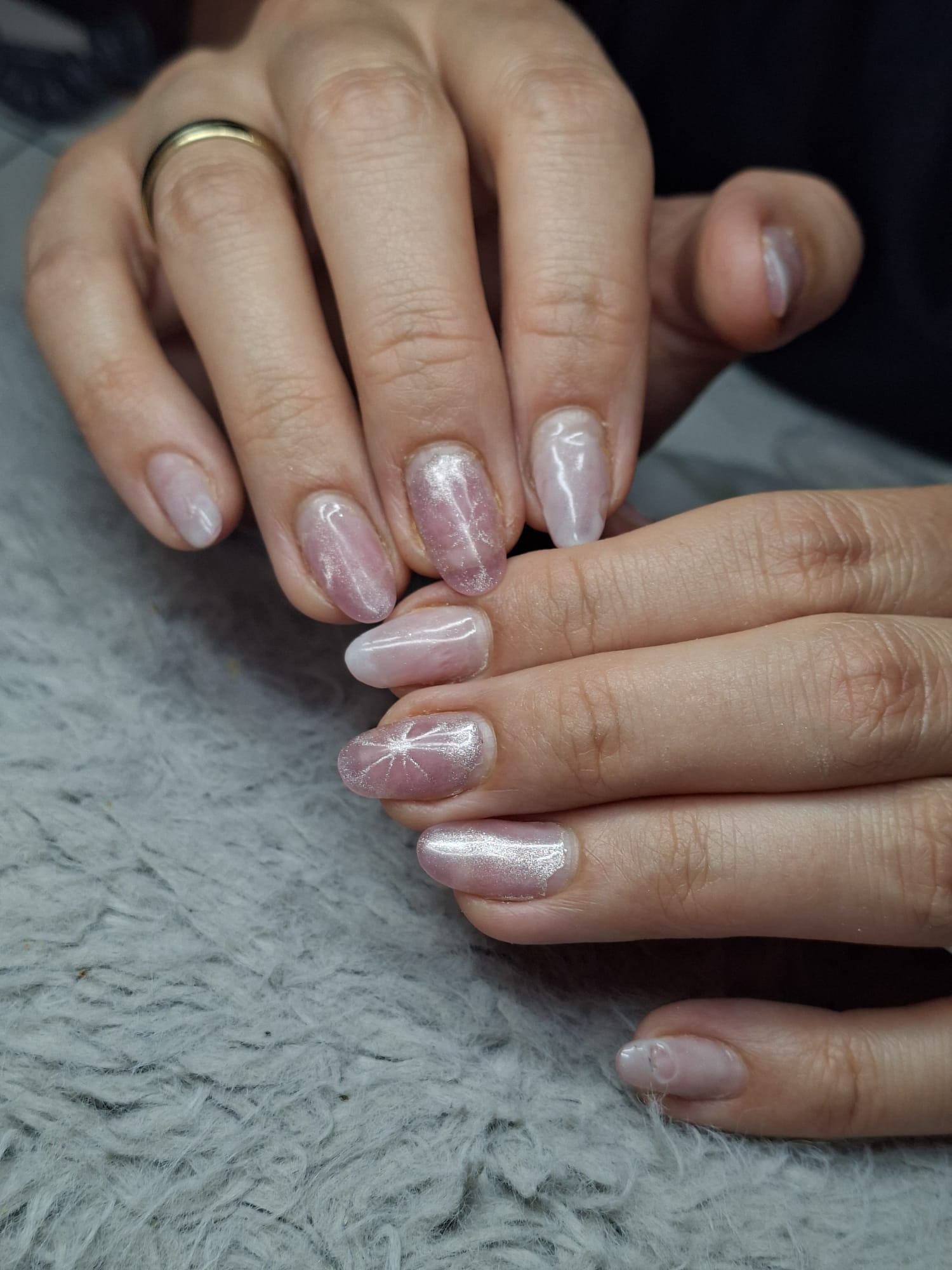 Schimmerndes Rosé mit Blumendesign